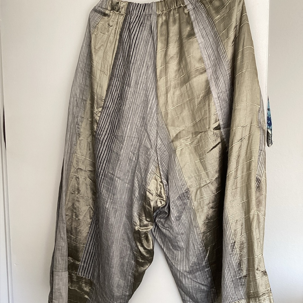 Elegant Women's Cropped Pants in Gold and Silver